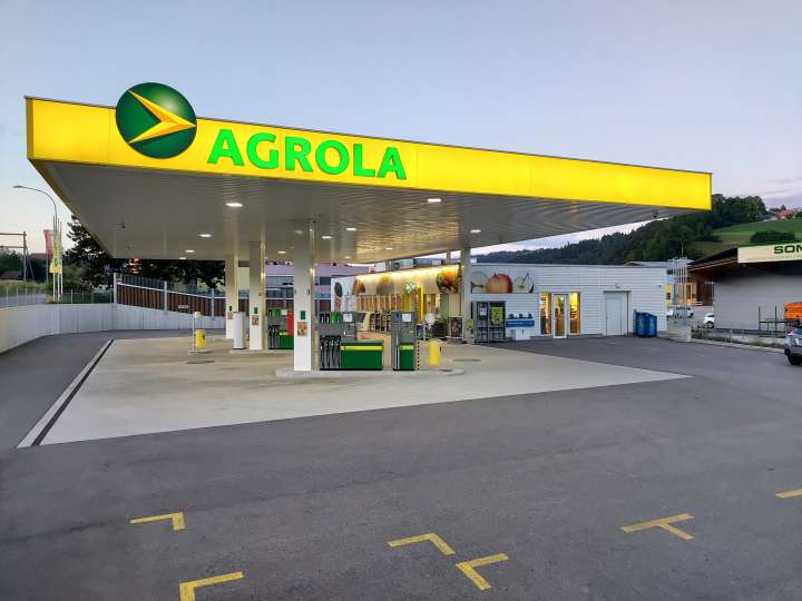 Akku-Schnellladestation beim TopShop Grünen